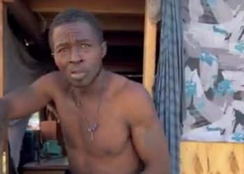 Se hace viral hombre en situación de calle tras construir una casa de dos pisos de cartón