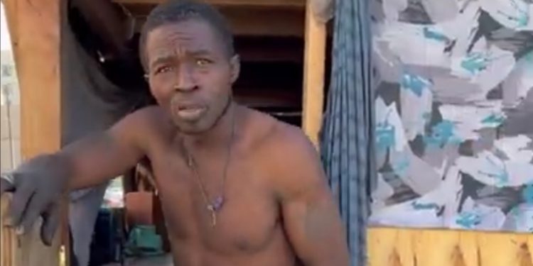 Se hace viral hombre en situación de calle tras construir una casa de dos pisos de cartón