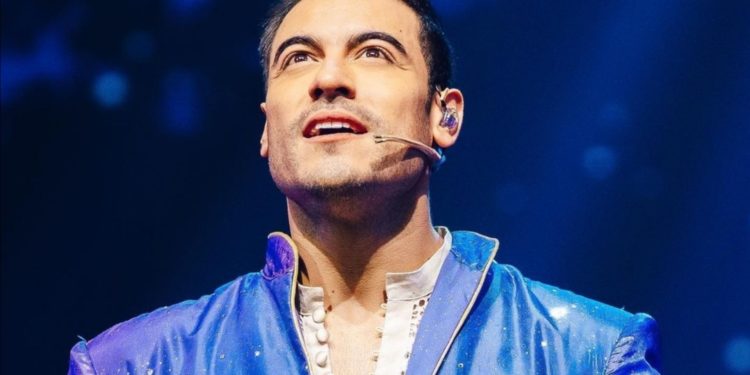 CARLOS RIVERA ES SORPRENDIDO POR FANS EN SU CUMPLEAÑOS