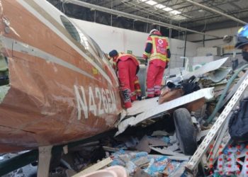 Difunden imágenes de avioneta que se estrella contra supermercado en Morelos