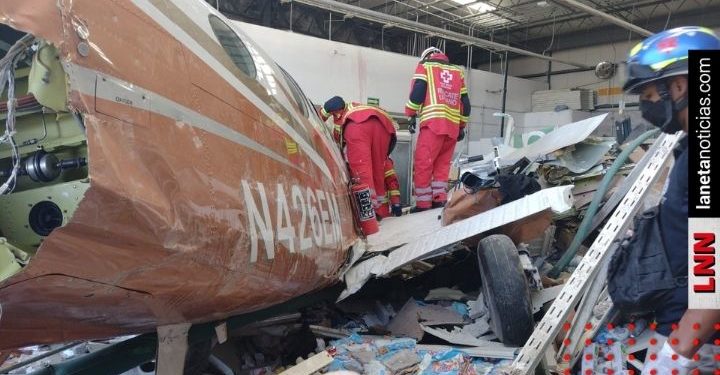 Difunden imágenes de avioneta que se estrella contra supermercado en Morelos