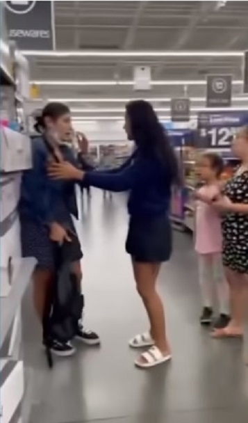 Clientes impiden ataque sexual a mujer en Walmart (VIDEO)