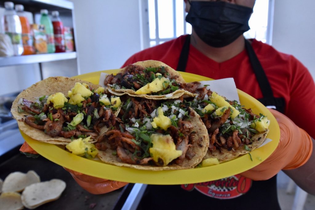 ¿De limón? Come tacos en feria y le cobran más de mil pesos