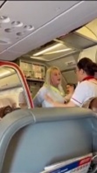 VIDEO: pasajera intenta abrir puerta de avión en pleno vuelo