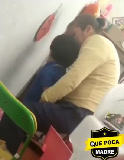 Exhiben a maestra que somete a alumno de kínder (VIDEO)