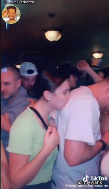 Mujer marca sus besos en camisas de varios hombres (VIDEO)