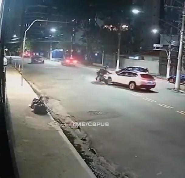 Graban momento en que mujer atropella a ladrones (VIDEO)