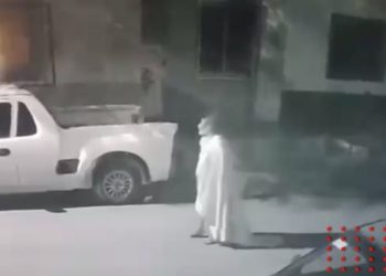 Video de mujer vestida de blanco durante la noche en Torreón