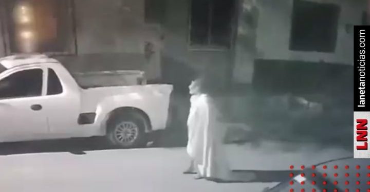 Video de mujer vestida de blanco durante la noche en Torreón