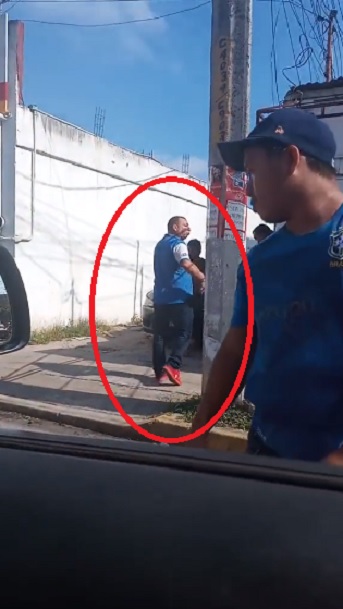Papá de Octavio Ocaña amenaza con pistola a chofer (VIDEO)
