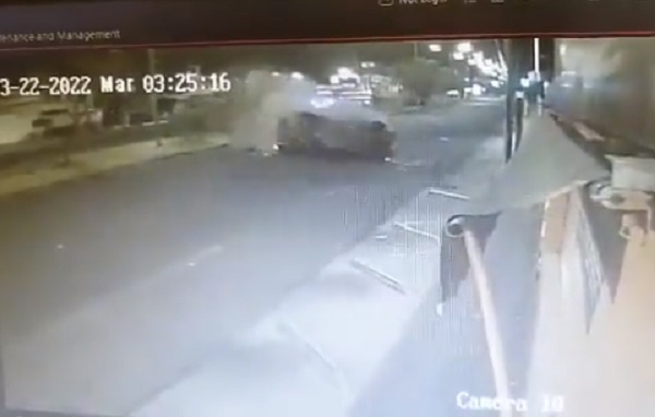 Hombre sale disparado de su auto tras accidente (VIDEO)
