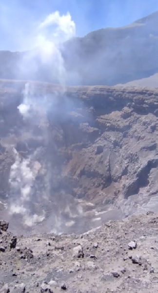 Alpinista graba interior del cráter del Popocatépetl