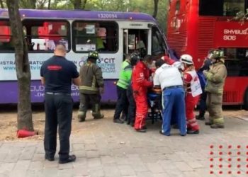 Videos de choque entre camión de pasajeros y Metrobús
