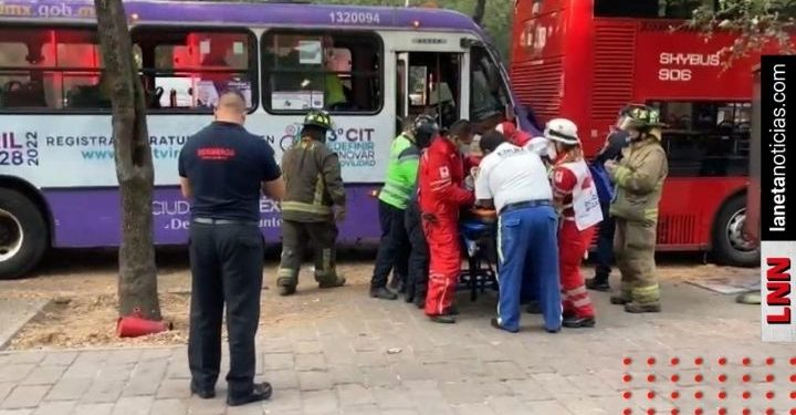 Videos de choque entre camión de pasajeros y Metrobús
