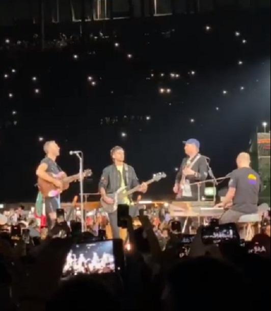 Coldplay canta Amor eterno de Juan Gabriel en CDMX (VIDEO)