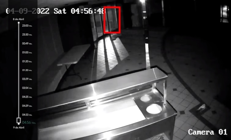 Debanhi Escobar: persona sube a auto frente a motel (VIDEO)