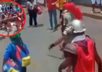 Se calentó: ‘Jesús’ golpea a soldados romanos ¿por pasarse con los azotes?