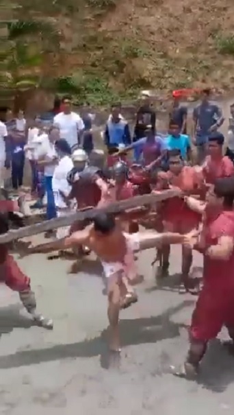 'Jesús' golpea a soldados romanos en pleno viacrucis (VIDEO)