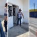 Mujer moja a jóvenes que se cubrían del sol frente a su casa
