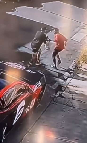 Peleador de MMA golpea a joven que grafiteó su coche (VIDEO)