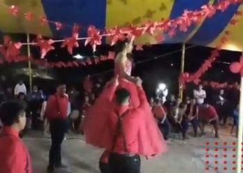 Quinceañera camina sobre chambelanes y video se hace viral