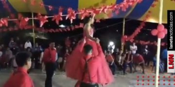 Quinceañera camina sobre chambelanes y video se hace viral