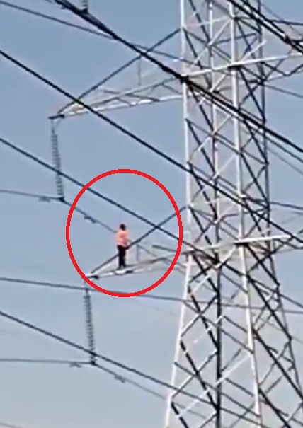 Joven salta de torre de electricidad en Iztapalapa (VIDEO)