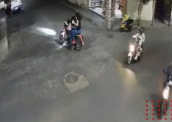 Difunden video de supuesto sicario acompañado de su familia disparando a policía