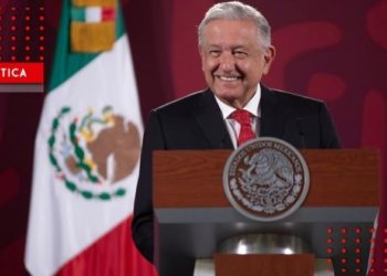 AMLO anuncia aumento salarial a maestros; ¿de cuánto será?