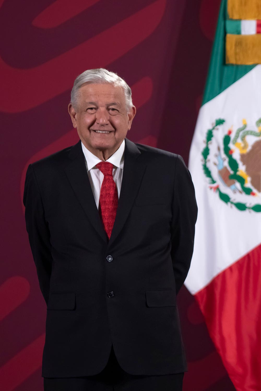 AMLO anuncia aumento salarial a maestros; ¿de cuánto será?