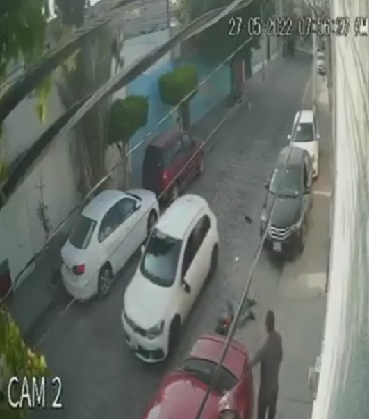 Automovilista atropella y golpea a presunto ladrón (VIDEO)