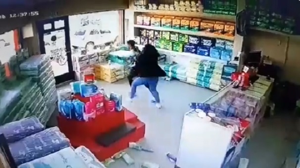 Difunden video de empleada de tienda que da paliza a ladrón