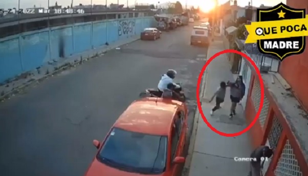 Joven abandona a su novia durante asalto en Ecatepec (VIDEO)