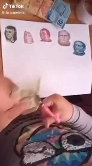 Video de niña que recorta billetes para hacer tarea