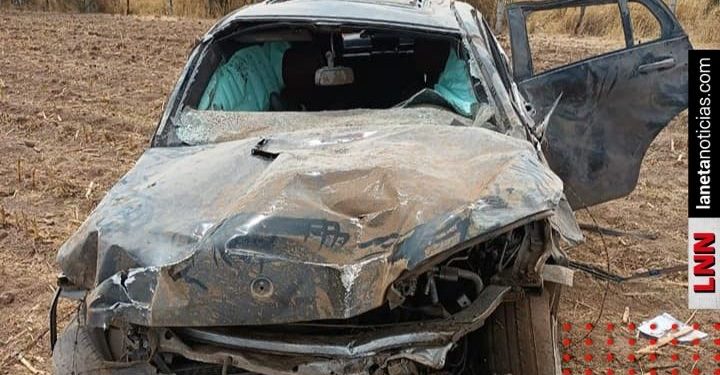 Policía secuestrado provoca volcadura y muerte de plagiarios