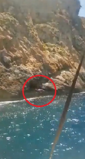 Turista salta al mar desde acantilado y muere (VIDEO)