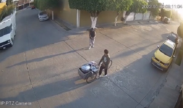 Video de tamalero que enfrenta a ladrón con tapa de vaporera