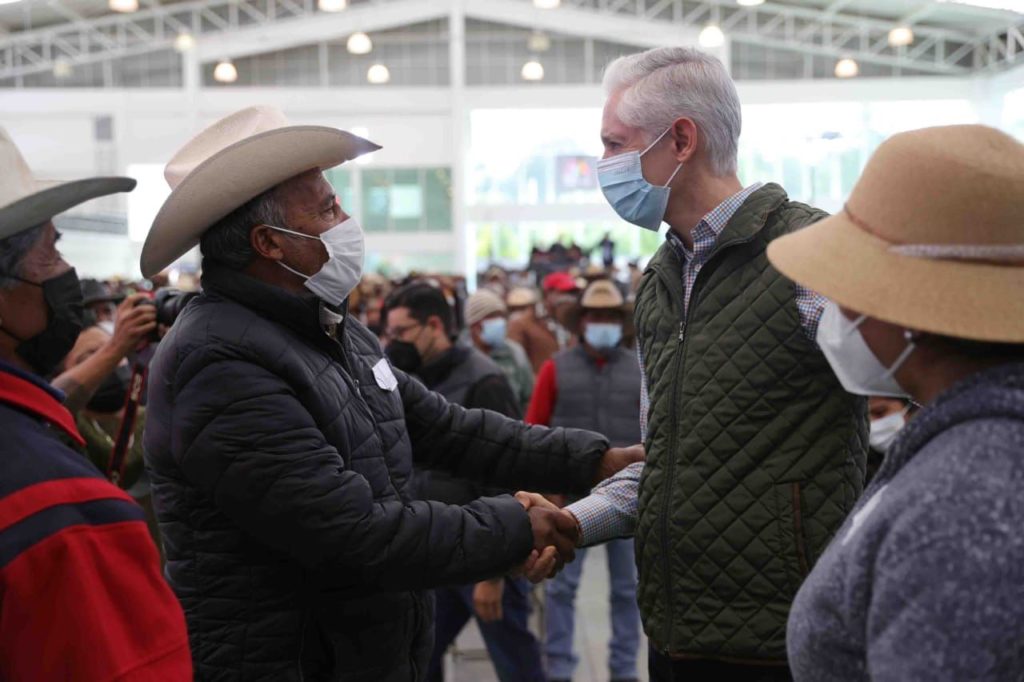 Alfredo Del Mazo entrega Tarjetas para el Campo Mexiquense