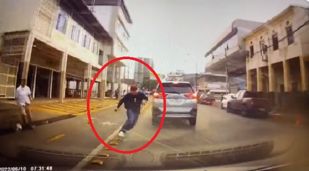 Conductor atropella a ladrón que asaltó a viejito (VIDEO)