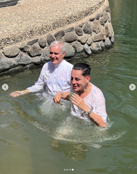 Kunno desata polémica al presumir bautizo en el río Jordan