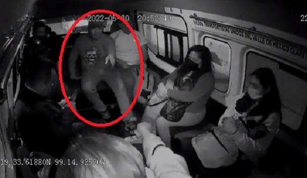 VIDEO: pasajeros desarman a asaltante y lo tunden a cachazos