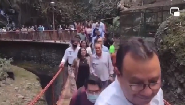 Captan momento de caída de puente colgante en Cuernavaca