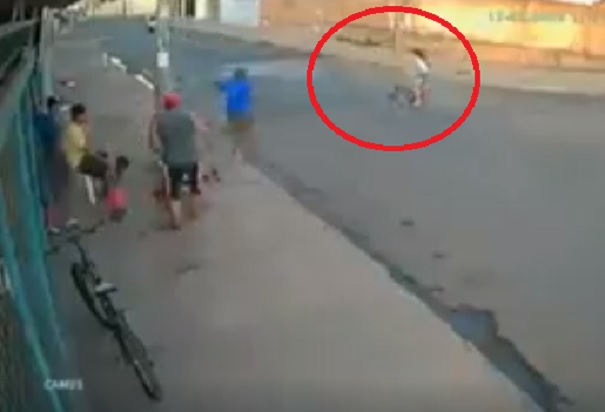 Hombre salva a niña de sufrir accidente en bicicleta (VIDEO)