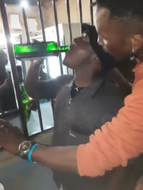 Muere tras beberse botella de licor en dos minutos (VIDEO)
