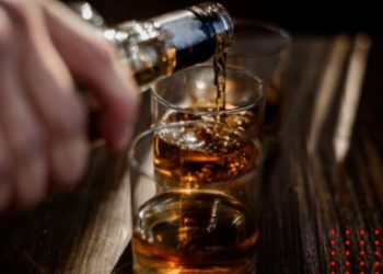 Muere tras beberse botella de licor en dos minutos (VIDEO)