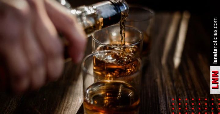 Muere tras beberse botella de licor en dos minutos (VIDEO)