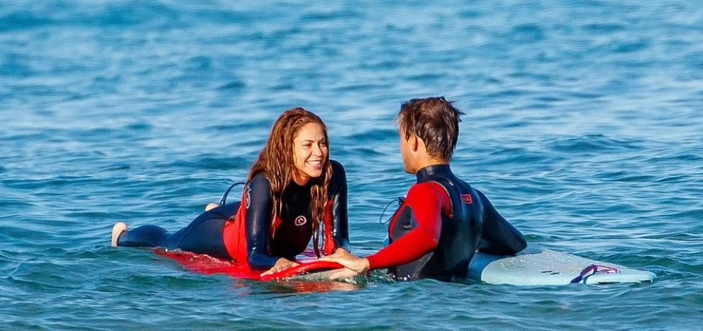 Captan a Shakira sonriente junto a joven maestro de surf
