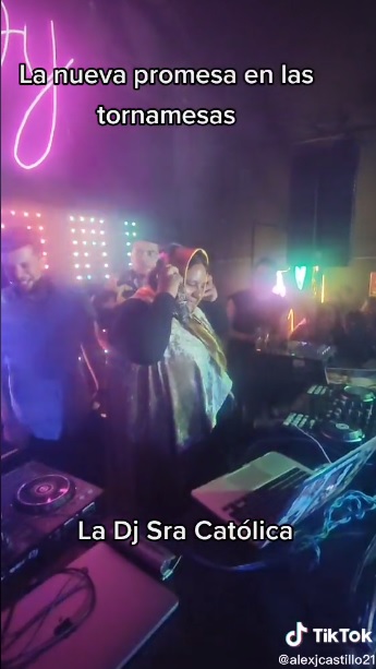 Señora Católica se estrena como DJ en bar gay (VIDEO)