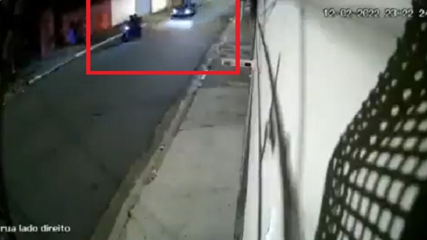 Chofer frustra robo y atropella a asaltantes (VIDEO)