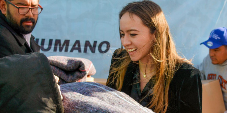 Entrega de apoyos alimentarios e invernales a 100 familias de Jardines de Oriente